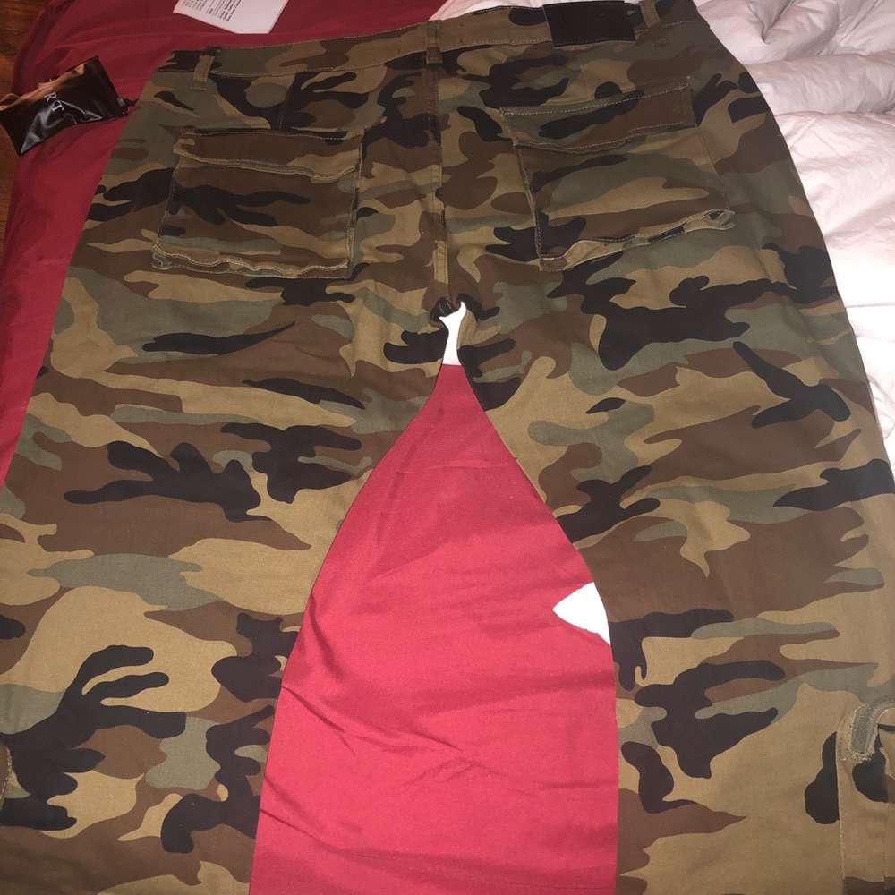 THRT Camo Pants with pockets on the legs sz 42x32 Cargo